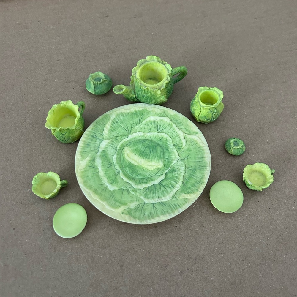 Green Cabbage Leaf Miniature Tea Set - Picture 2 of 3
